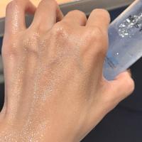 两个账号同款标题双双破赞：蜜丝婷果冻精华喷雾这波铺量，「一瓶=水乳精华」逐项对完只剩两句是真的