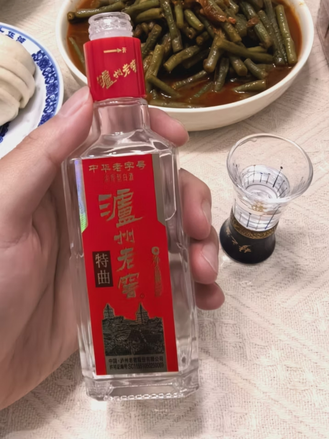 月薪三万，喝不起茅台：这届年轻人开始“白酒平替”了