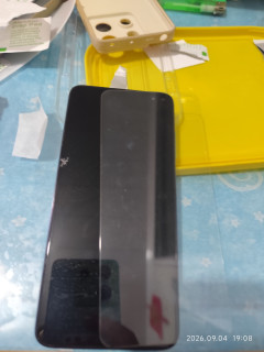 6年1个月零23天的手机屏幕替钢化膜挡了伤害
