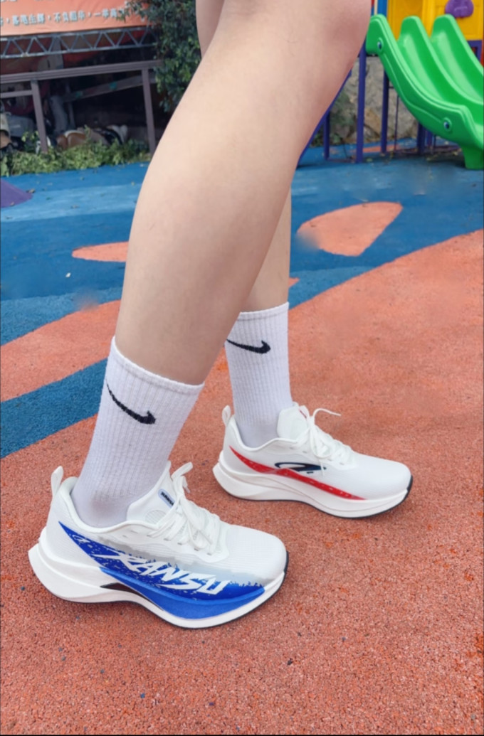跑鞋