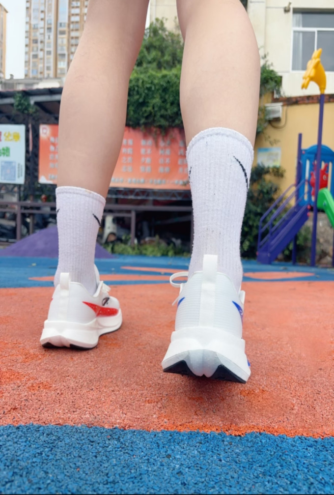 跑鞋