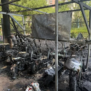 床边充电身亡、家属索赔110万被驳回：还在把电池拎回家充的小牛车主，先看这三起判例和两组数据