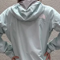 水珠摊开不滚落？你的北面冲锋衣多半没死：滴水自测30秒，几十块修复，先别急着买599的新