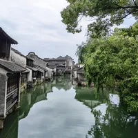 国庆订房前，先算清这两笔账：古镇客栈的结构成本，和39.6元的毁约赔偿