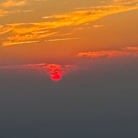 日出概率最高的一天，撞上万人上山比赛日：这周末夜爬泰山的人，先把行程下半张表改掉