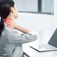 16.5万赞的零成本纸巾盒和2万块的切除手术，同时在给你种草：颈后这个包，哪笔钱值得花