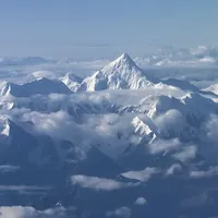 稻城亚丁免票倒计时，川航1小时直飞高原：去之前，先算清"飞得进去、飞不出来"这3笔账