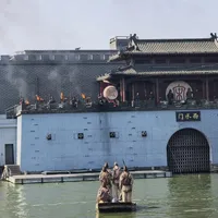 教师节的清明上河园免票，我逐字拆完了：一天、双原件、仅限本人——这张"大方"值不值得你专门跑一趟