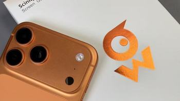 灯下使用手机选膜：悟赫德观复盾iPhone17护眼钢化膜