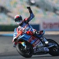 从杆位摔到第三再追回来，这台国产三缸机车在WSBK把老外看懵了