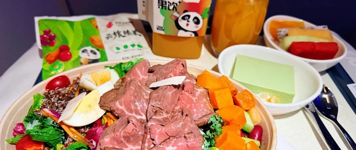 234元煲仔饭、344元鱼子酱上了热搜：双节坐飞机，付费餐该不该订？先分清2个谣言、看懂5家航司规则再掏钱