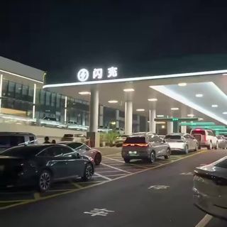 知乎186万浏览问「油车要不要换电车」的同一周，电池消费税落地了：卖车之前，先记三个日期，再算三个数字
