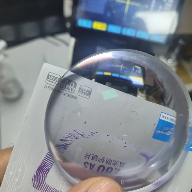 取镜别急着“戴戴就习惯”：把依视路旗舰店翻车帖、GB13511允差线和2026配镜计量新规对完，这3步装配验收值得当场做完