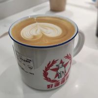 一边是"30块的壶也能拉花、3分钟出杯"拿了3713赞，一边是"打120下还嫌薄"、还有150元一小时付费求教：对完一周三十多条法压壶拉花打卡帖、约230条评论和跨三个平台的参数实录，我理清了"法压壶邪修拿铁"的4套野生参数、1条能终结次数之争的口径、3档练习成本账，和4类不用折腾的人