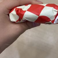 都说塔斯汀“缩水”？那些被“大象踩”的扁汉堡，多半是外卖箱压的