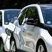 7月65.1%渗透率里藏着的"新标尺"：23家车企倒下后，油车和电车第一次被放上同一杆秤
