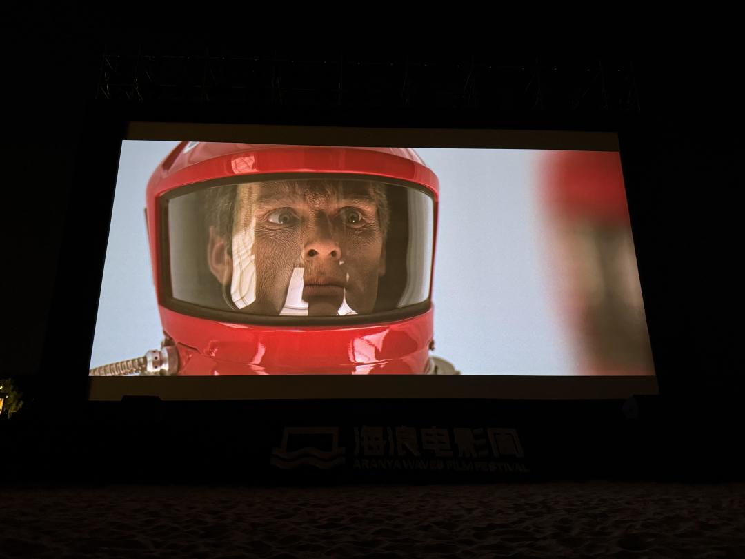 黄渤在海边看完《2001》说