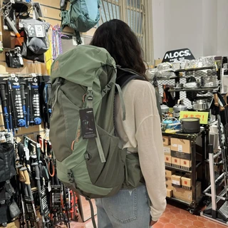 几百个女生追梗把“小高”琥珀领回家,却卡在34和44之间:一样长宽只差一公分、1350-1835真实价带,按“过几夜”下单不再纠结