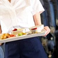 四大航上线付费机餐，19元轻食到344元鱼子酱，免费盒饭品质成关键