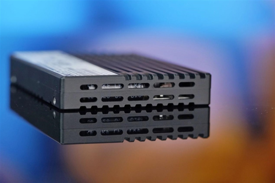 大模型算力体系需要怎样的存储！长江存储PE511 12.8TB企业级SSD评测：稳态4K随机写入超1000K IOPS