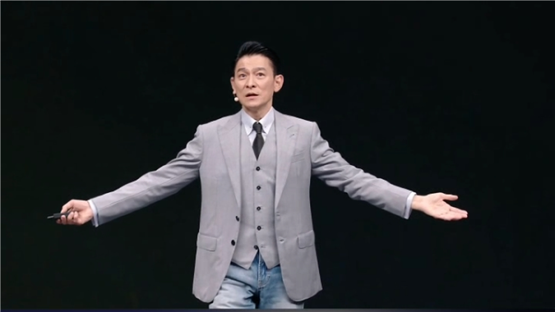 刘德华亮相华为Mate XT 2发布会现场:深情献唱自己的歌曲《非凡》