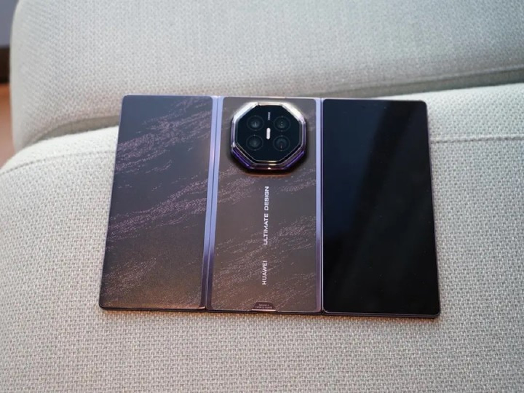 华为Mate XT2 首发上手：三折叠展开翅膀，从奇观走进日常