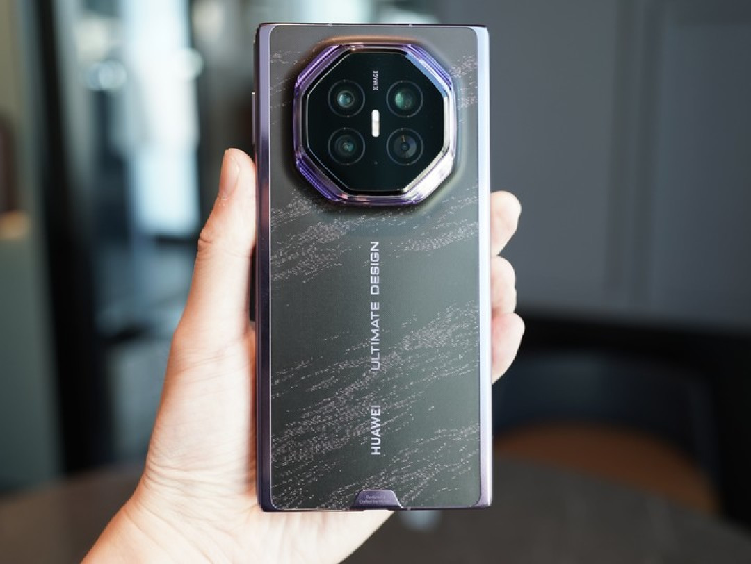 华为Mate XT2 首发上手：三折叠展开翅膀，从奇观走进日常