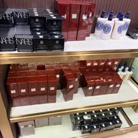 九月的“护肤消费降级”帖刷屏了：对完3021赞品类清单、290条评论区和一场紫外线相机实测，砍的是肤感溢价，不是防护力