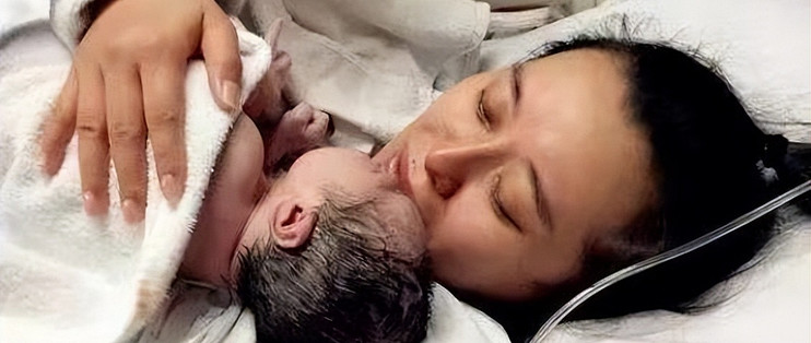 为什么宝宝刚出生就要给妈妈亲一口？医生:为了激活母爱