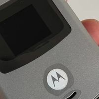 闲鱼惊现摩托罗拉V3，04年卖6000元，120块重温数年前的翻盖手感