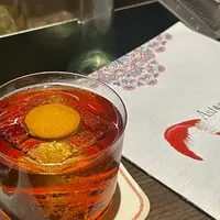 全球销量第一的鸡尾酒，第一口大概率会让你"难喝"：内格罗尼周9.21开跑之前，酒吧58一杯和在家10块一杯这两本账，先替你算完