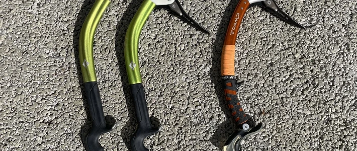 入冬第一把黑钻冰镐：先别看吵哪个型号——Hydra 和 Viper 出厂那支尖是 Type-B，卖 200 一副副厂镐尖的师傅自己都说了：硬度高、韧性差