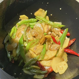电磁炉炒菜像水煮？卡脖子的不是功率：翻完1739条评论，钱该花在三个地方