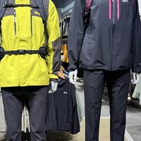 九月的狼爪货架被"换了芯"：女款收腰、一整面鞋墙、新口号仿生绒——猛犸象挖来的产品线负责人先动手了