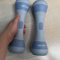 一边说"每天20分钟练出线条"，一边说"同一块肌肉要歇48小时"：翻了全网170多条哑铃跟练，频数之争的分界线根本不是天数