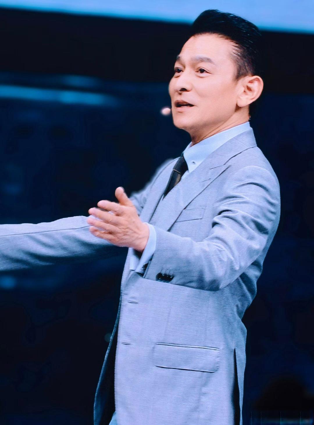 刘德华现身华为新品发布会，借三折叠谈人生哲学拉满人文情怀