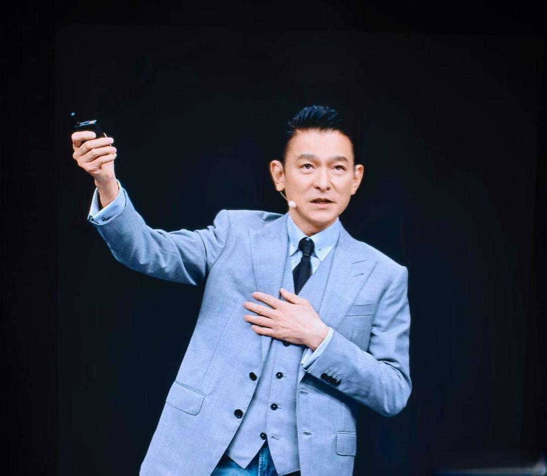 刘德华现身华为新品发布会，借三折叠谈人生哲学拉满人文情怀