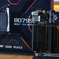 七彩虹把 i9-13900HX 焊上 240×190mm 主板，还给了 DDR4