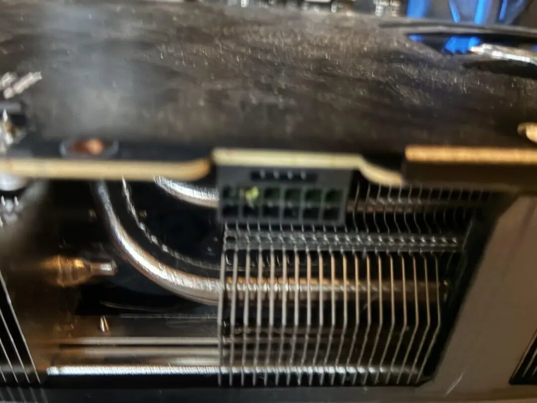 首例!RTX 5090跑DLSS5烧了,功耗超610W