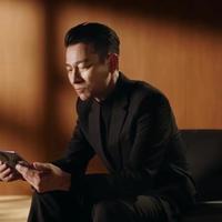 刘德华现身华为Mate XT 2发布会,即兴清唱非凡引爆全场