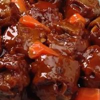 红烧牛尾：慢火煨出的肉香风骨