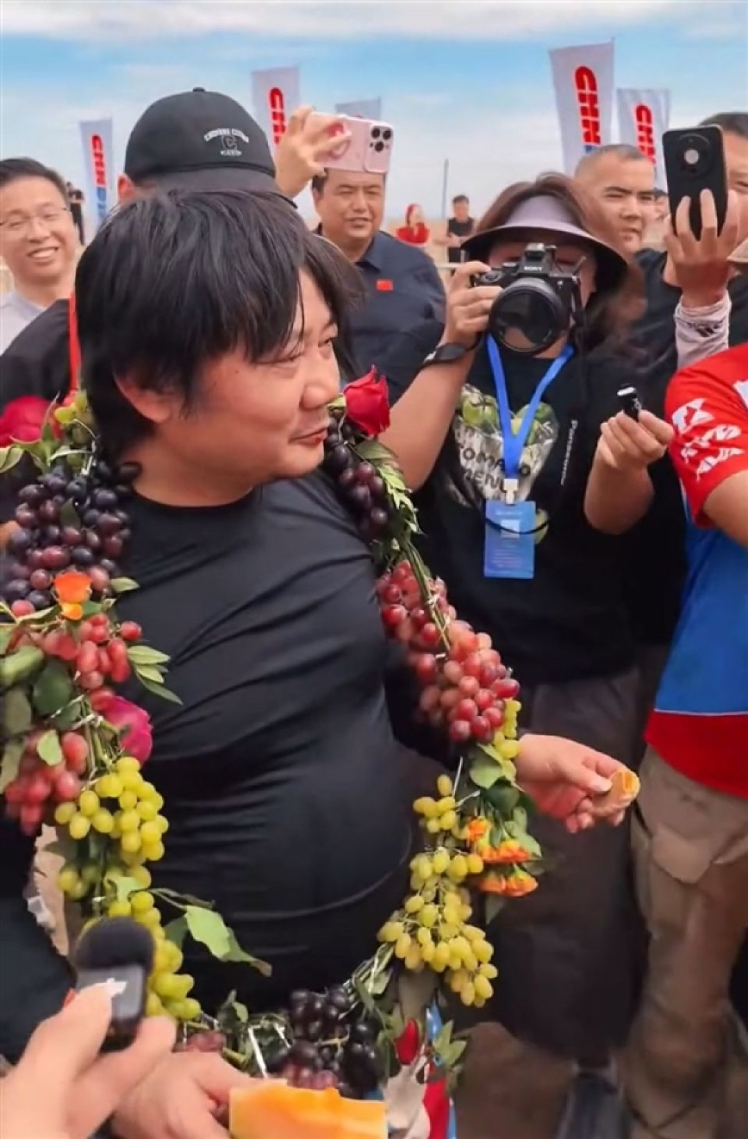 大海道摩托越野拉力赛颁奖现场:张雪收到1.5米巨型肉串