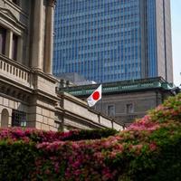日元暴涨155关口告急,千亿美元空单踩踏风险如何波及你的资产