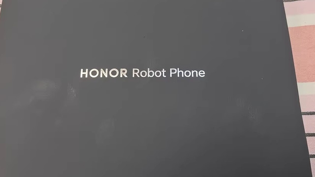 会自己转镜头跟拍的荣耀Robot Phone，真香还是噱头