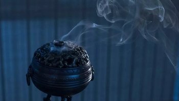 白露刚过，茶室的今秋第一炉香到了：一半人问香会不会抢茶香，一半人说是你不会点——对完4条评论比点赞还多的争议帖、1篇《光明日报》宋代香文化报道、1份中新网沉香调查和全网约170篇焚香帖，3条路线、4档试错、5条红线，中秋茶局前把香角一次说清