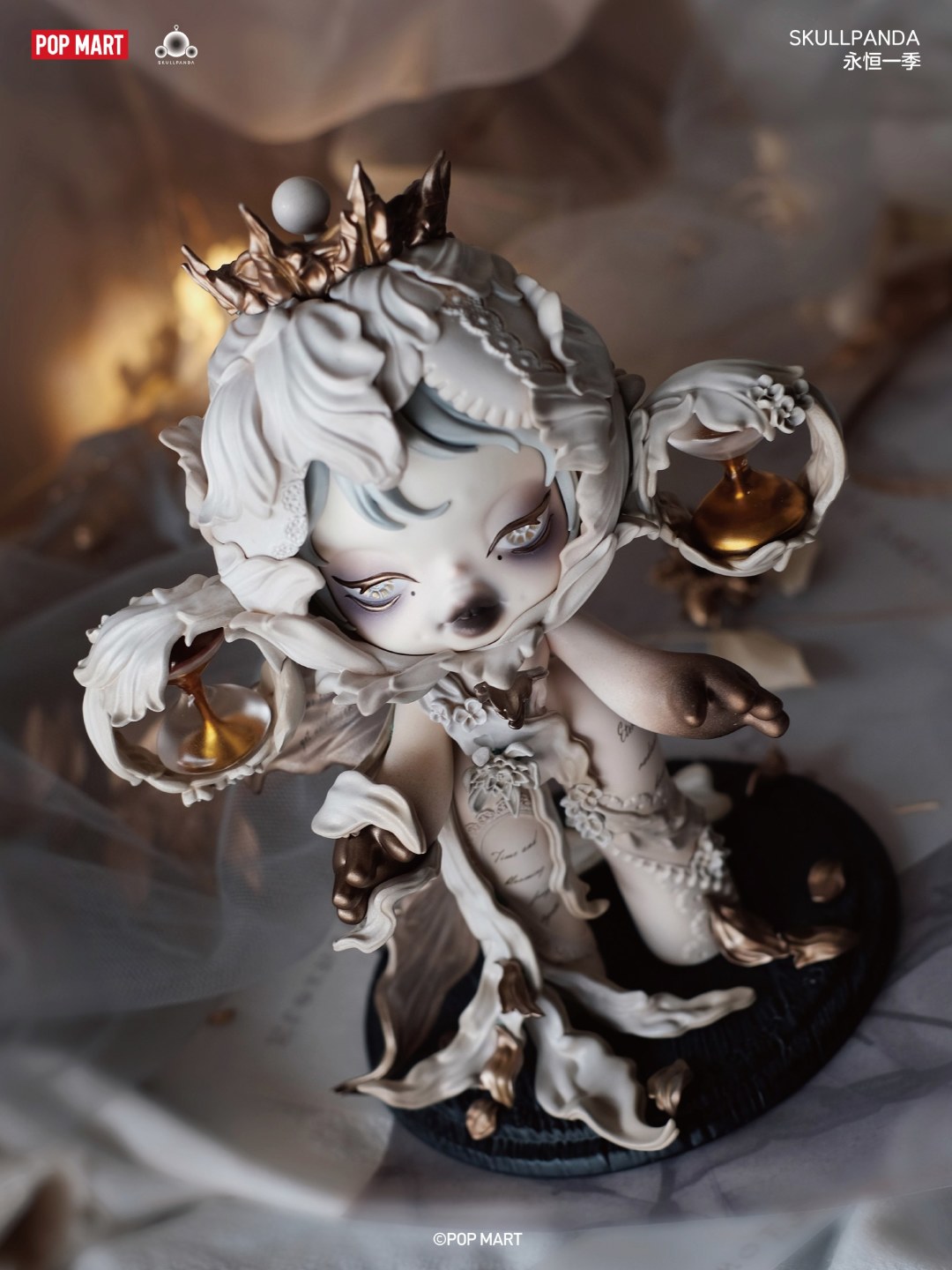 黄牛夜排、官方开售前48小时叫停：SKULLPANDA 1280元八周年大娃改免费抽选，9月11日首轮100体——历届周年限定最高挂到5500元，三类玩家先看行情再冲
