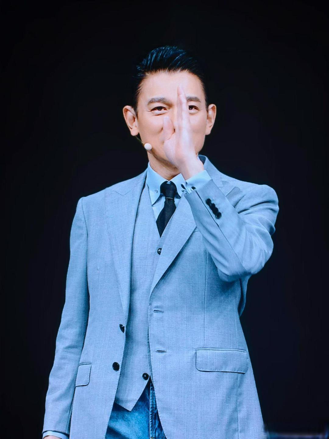 刘德华现身华为新品发布会，借三折叠谈人生哲学拉满人文情怀