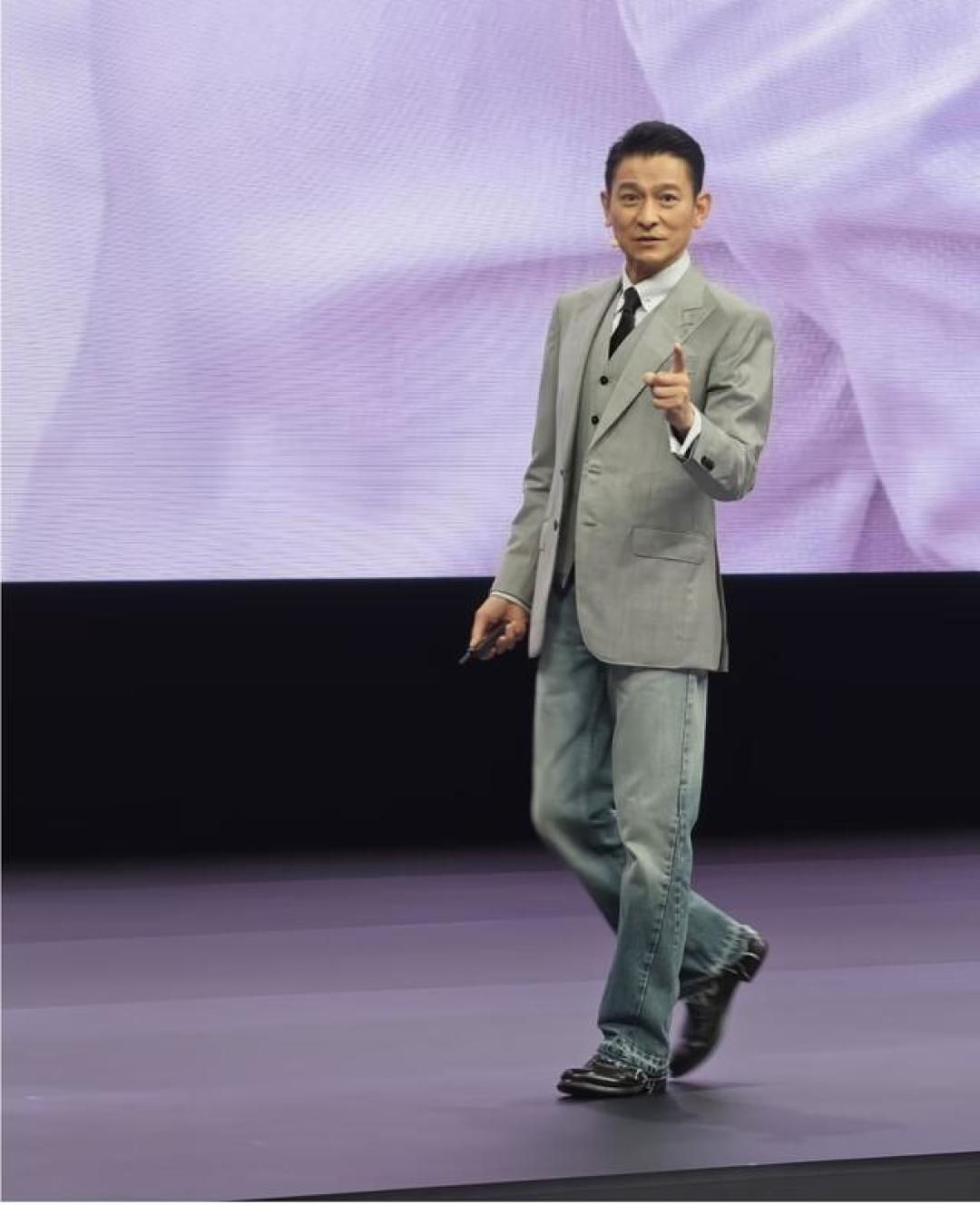 刘德华现身华为新品发布会，借三折叠谈人生哲学拉满人文情怀