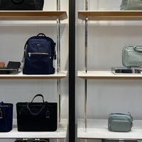 虹桥走一路几十个同款配置：TUMI出差整套账我替你对完了——同一只A3背包观察价差近两千，三段配置先看你一年飞几次