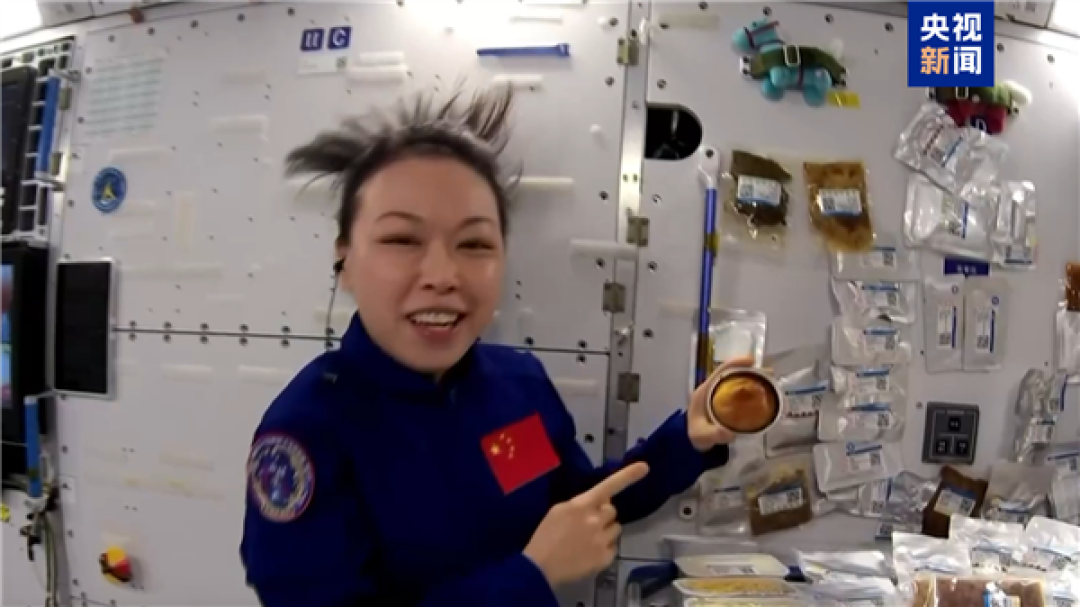 隔着屏幕都能闻到香味 航天员在太空烤上小蛋糕